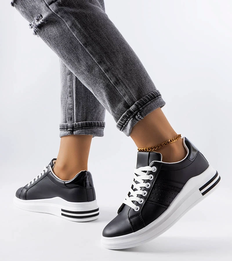 Czarne sneakersy ze zdobioną cholewką