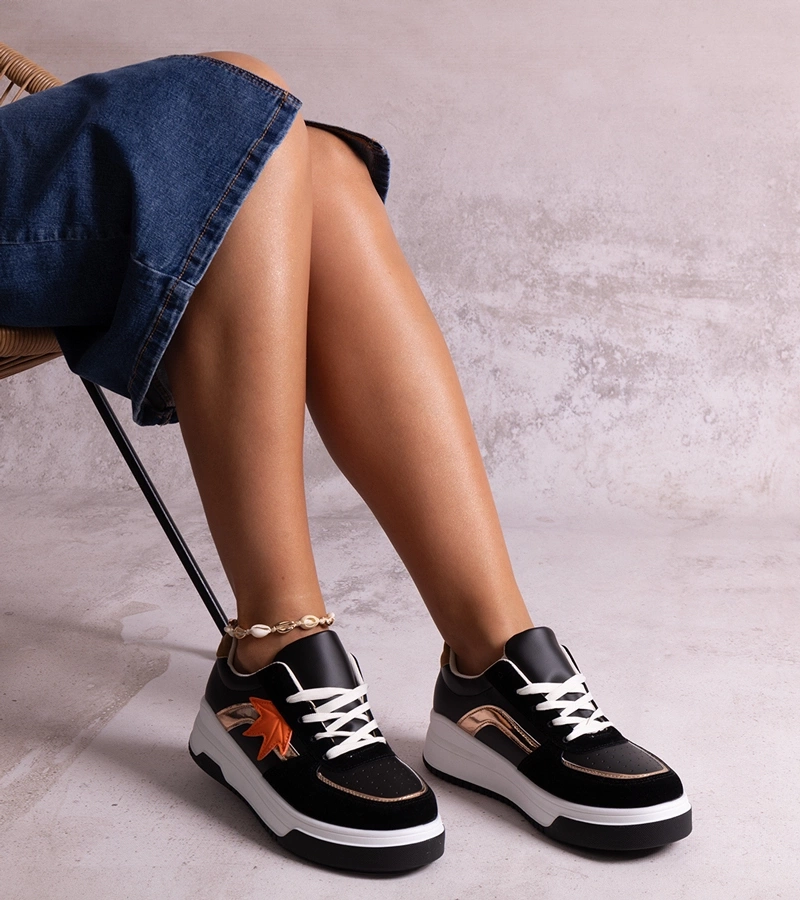 Czarne sneakersy eko zamszową wstawką