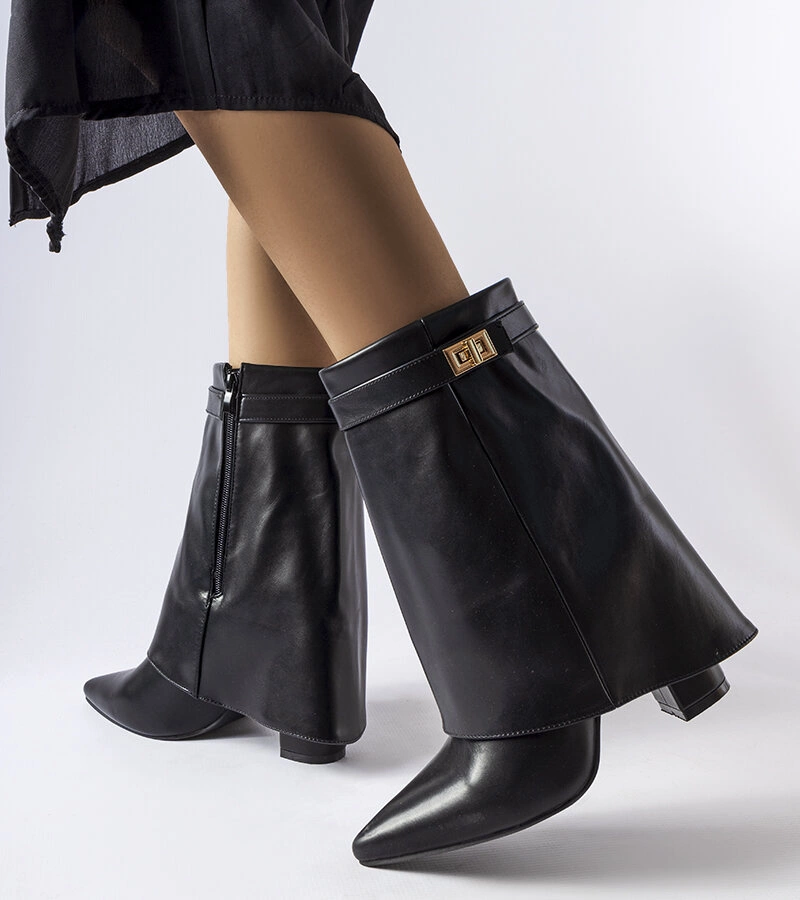 Czarne kozaki na słupku z wywiniętą cholewką