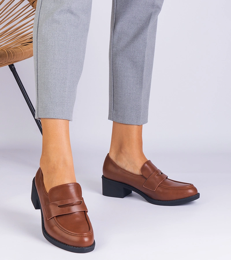 Hers czółenka damskie brązowe z ekoskóry na niskim słupku - CZÓŁENKA NA SŁUPKU