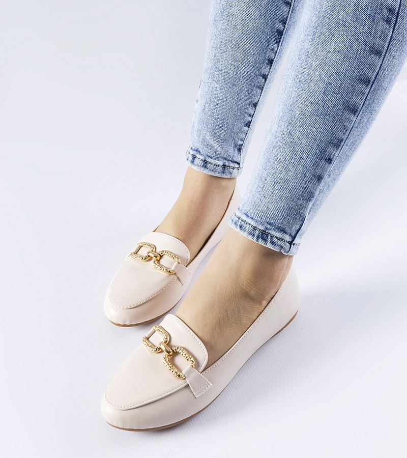 Beżowe mokasyny z klamerką