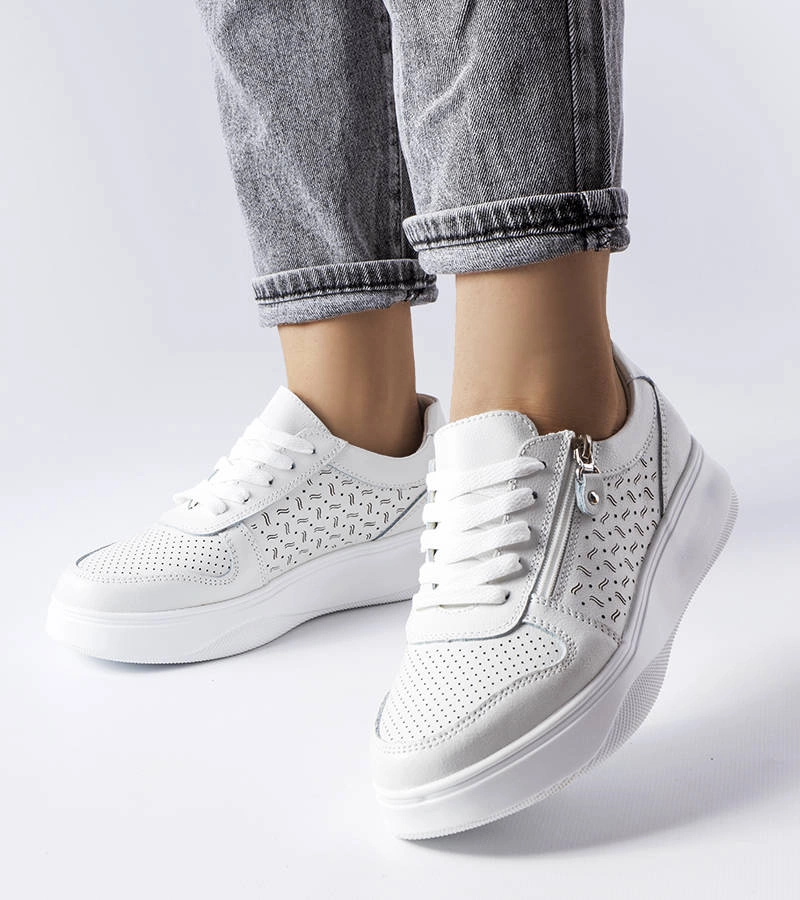 Skórzane białe sneakersy zdobione zamkiem