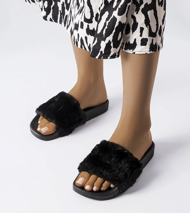 Czarne klapki z futerkiem