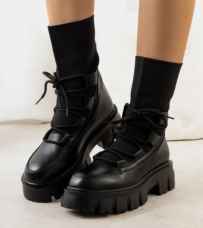 Czarne botki z ozdobnym wiązaniem