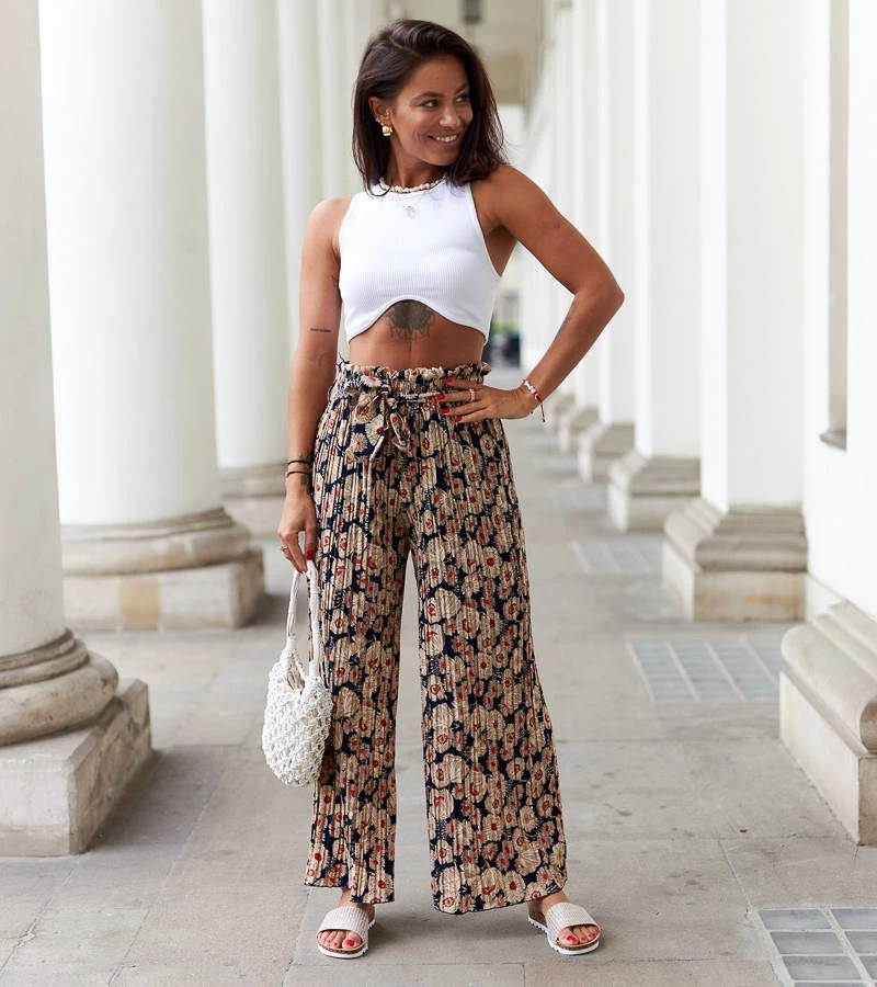 Granatowe plisowane spodnie o swobodnym fasonie