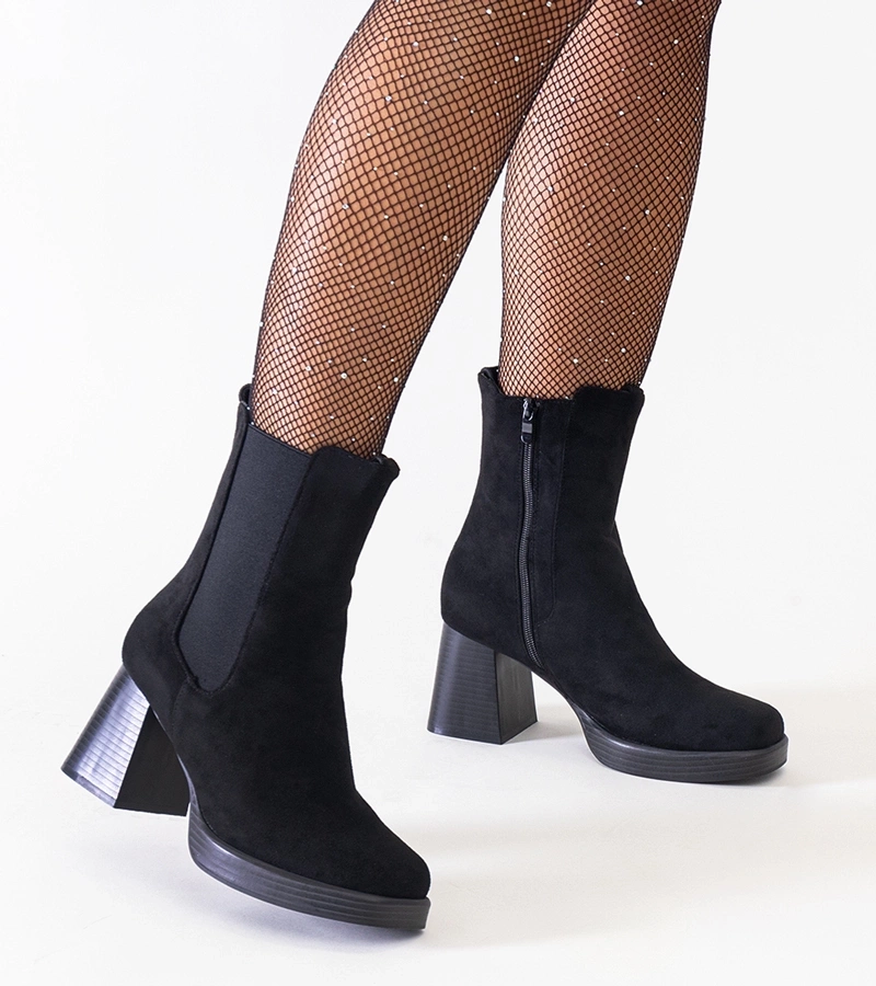 Czarne botki z kwadratowym noskiem na słupku eko-zamsz