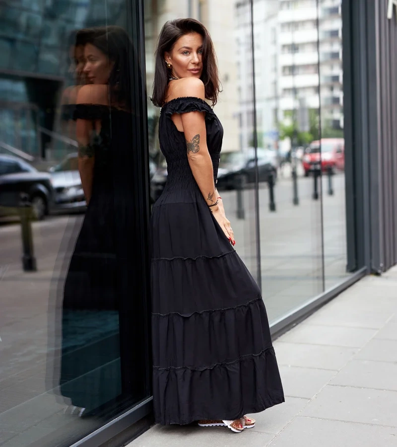 Czarna sukienka na ramiączkach o luźnym kroju