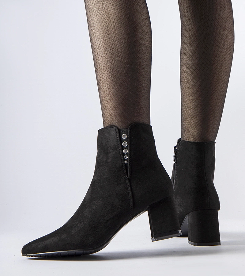 Czarne botki z eko-zamszu na słupku