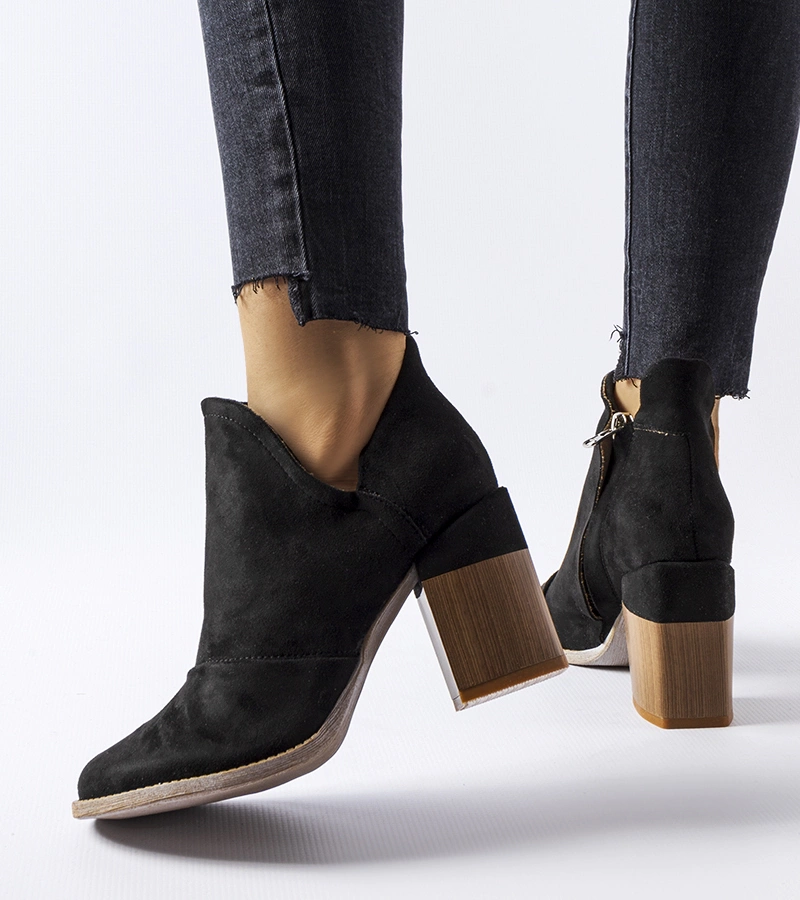 Czarne botki na słupku