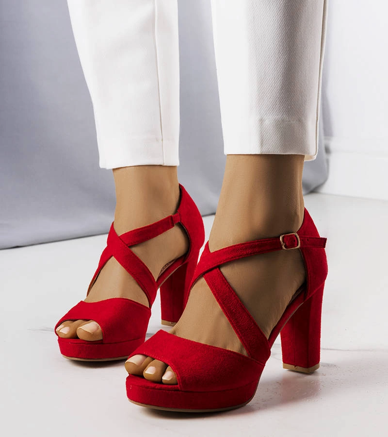 Czerwone sandałki na obcasie