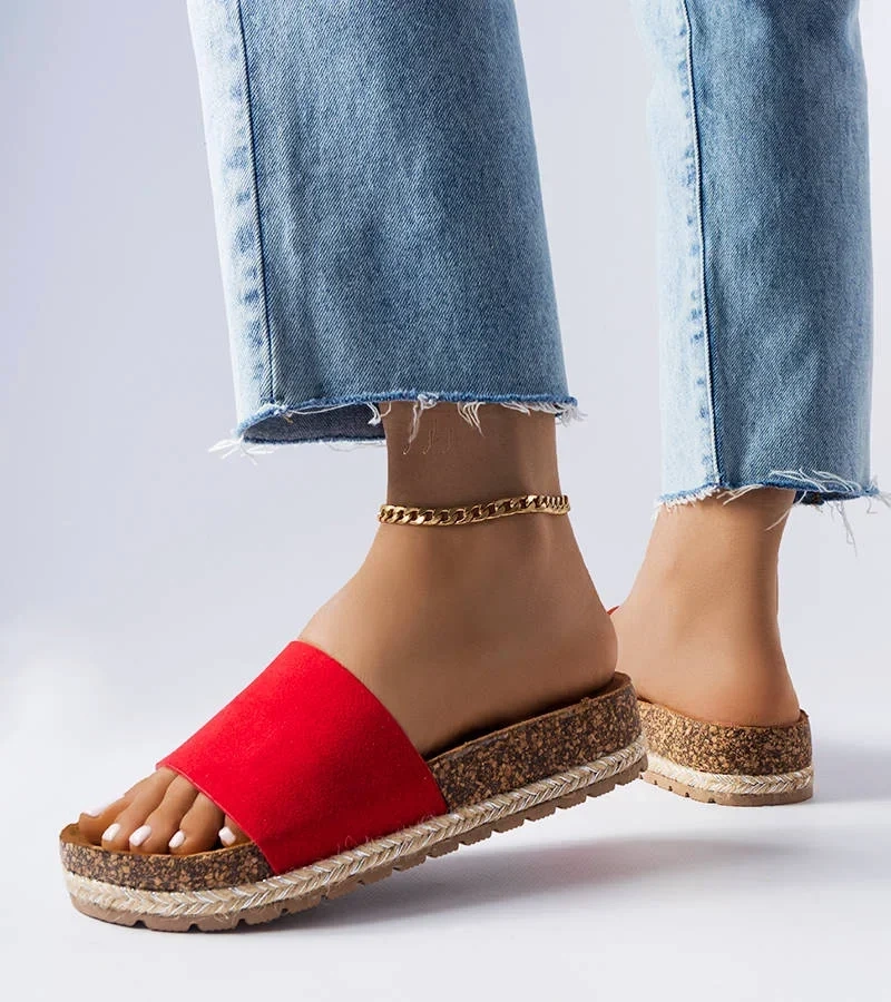 Czerwone klapki na platformie