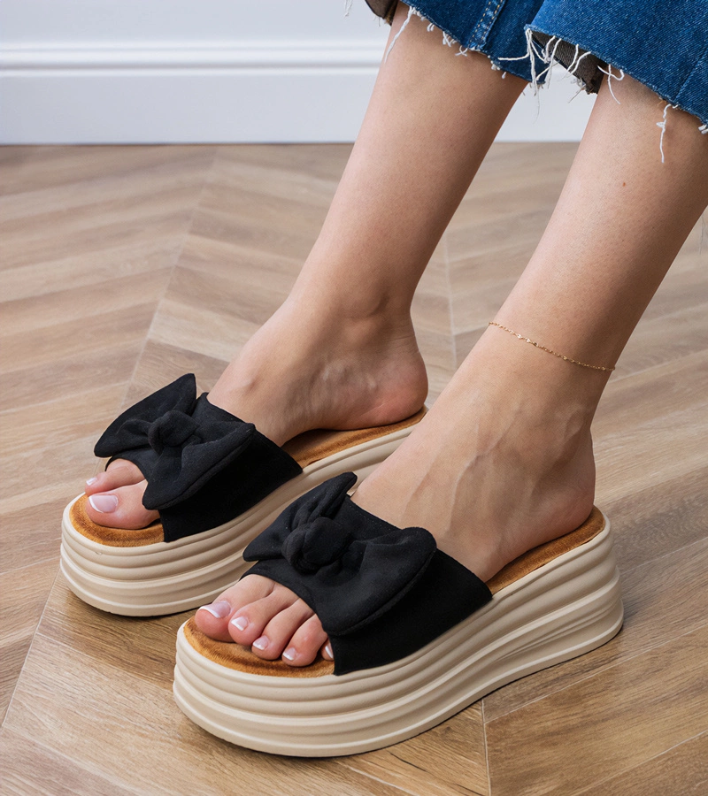 Hers Czarne klapki na platformie z kokardką