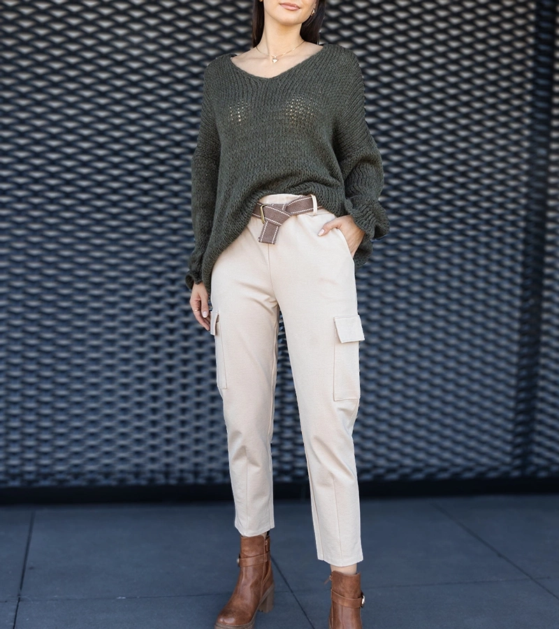 Beżowe spodnie typu bojówki z naszytymi kieszeniami