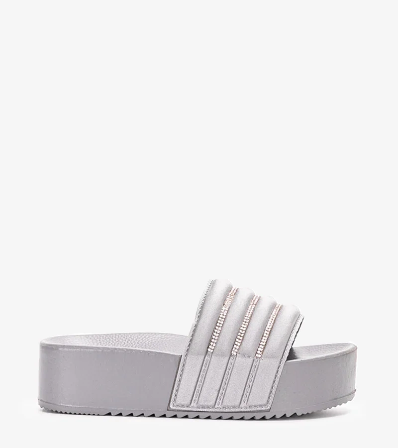 Szare klapki na platformie