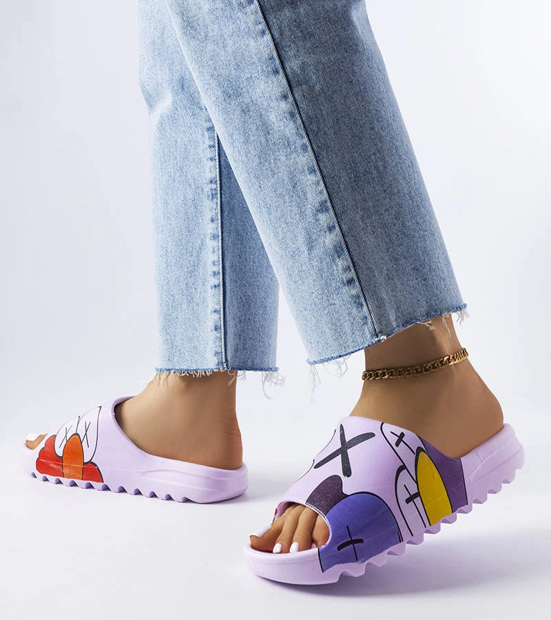 Fioletowe klapki gumowe ozdobione nadrukami