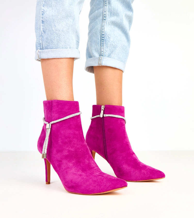 Hers Fioletowe botki na szpilce z ozdobnym łańcuszkiem