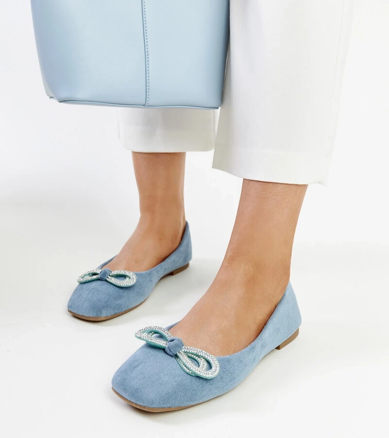 Niebieskie balerinki zdobione kokardką z cyrkoniami