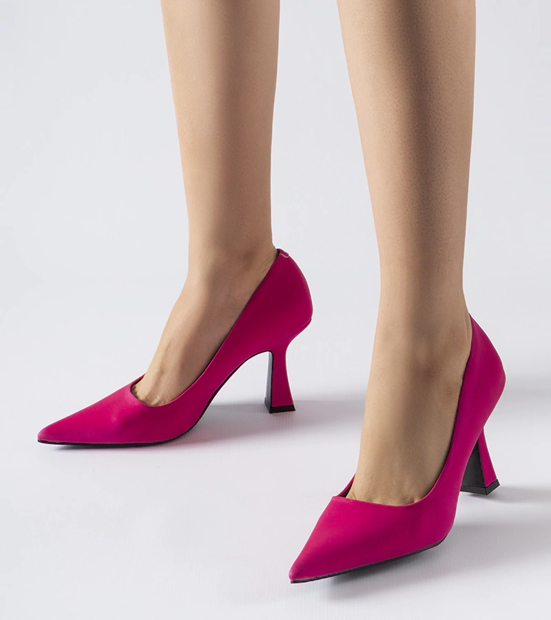 Różowe czółenka na asymetrycznym obcasie