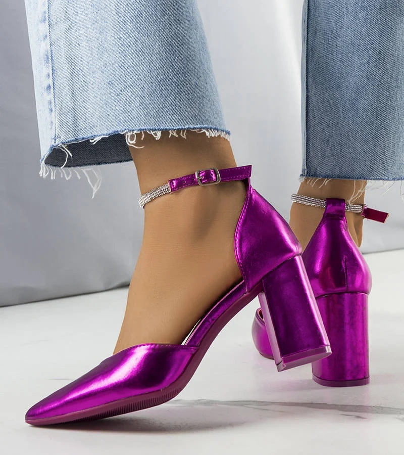 Różowe czółenka z ozdobnym paskiem