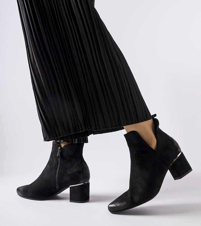 Czarne botki na niskim słupku Vinceza