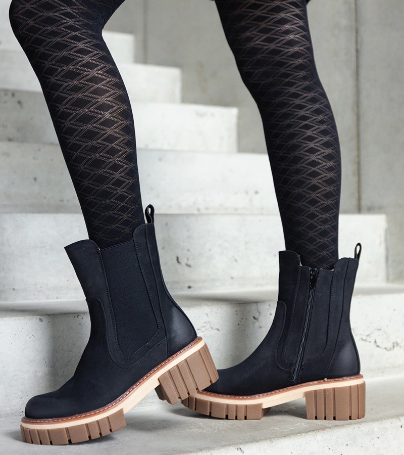 Czarne masywne botki na platformie z przetarciami