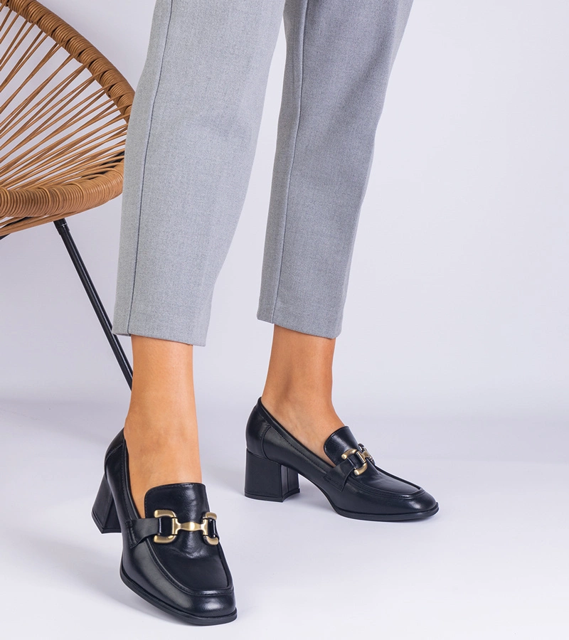 Hers Czarne Czółenka na Słupku Damskie z Metaliczną Ozdobą