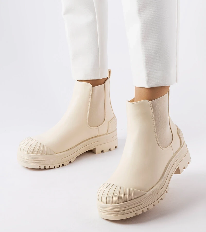 Beżowe wsuwane workery z gumowymi wstawkami