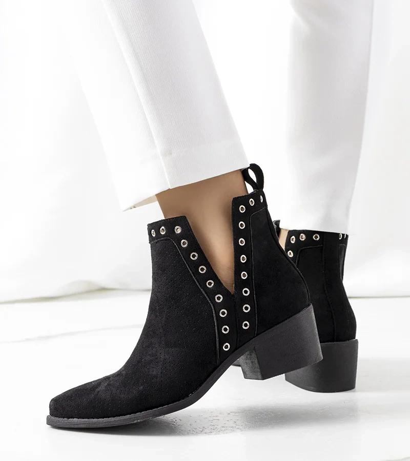 Czarne botki typu kowbojki