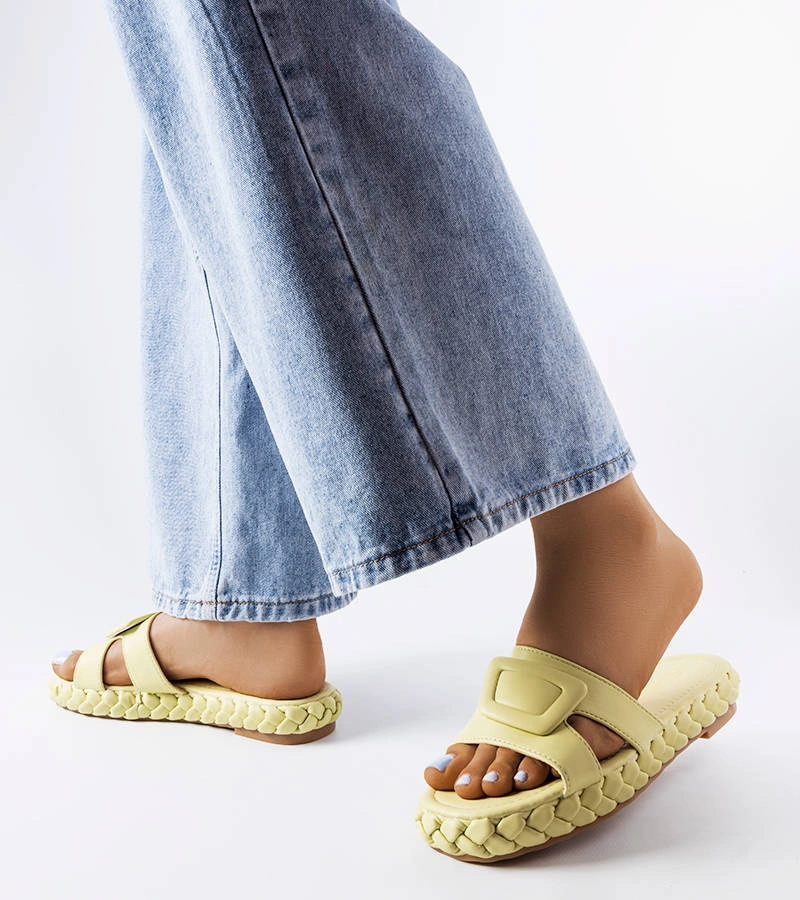 Zielone klapki na plecionej podeszwie