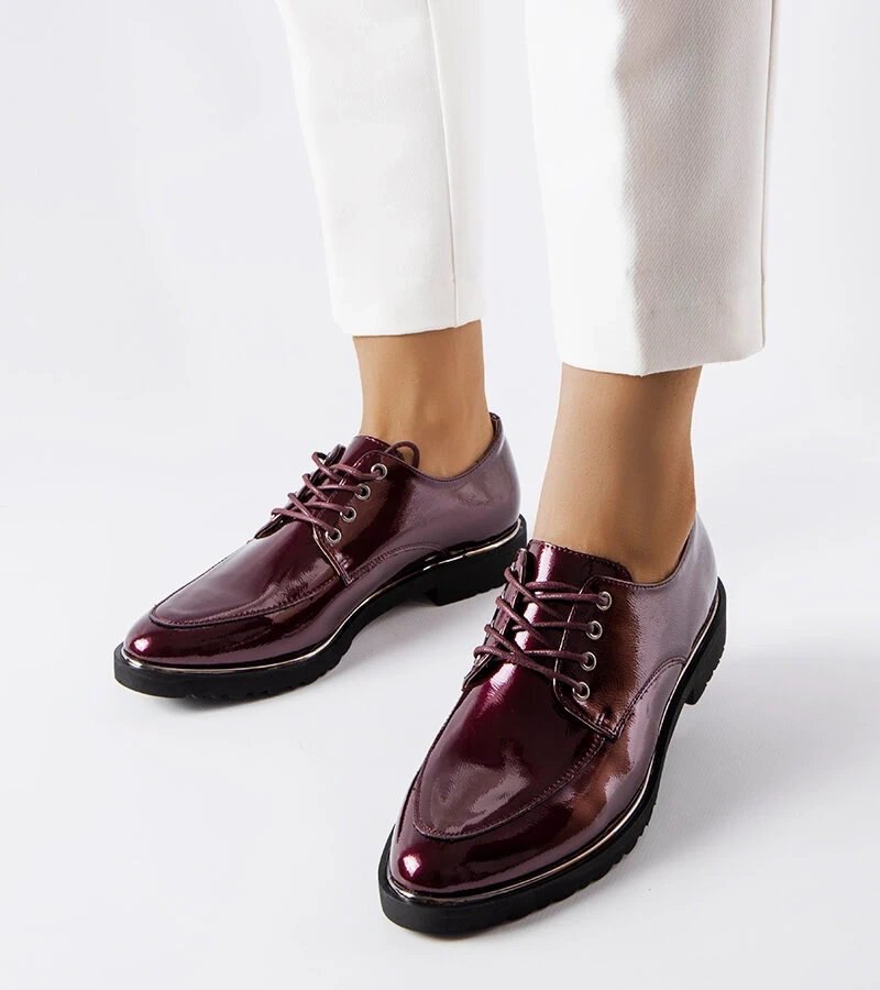 Czarne eleganckie półbuty z fakturowej ekoskóry