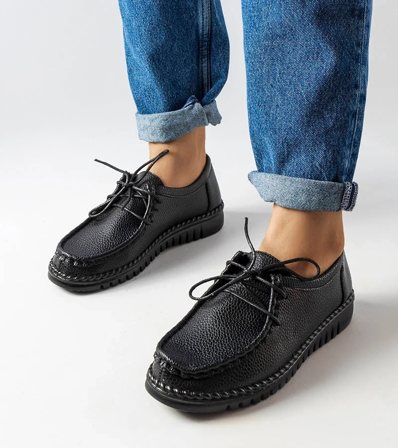 Czarne sznurowane półbuty