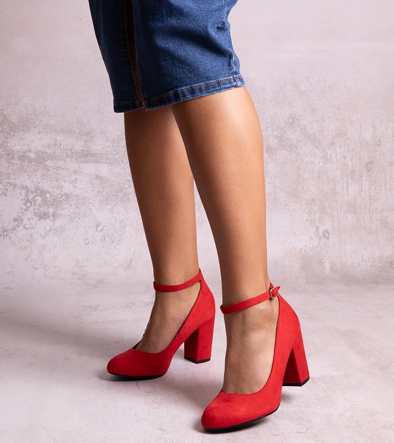 Czerwone  czółenka na słupku