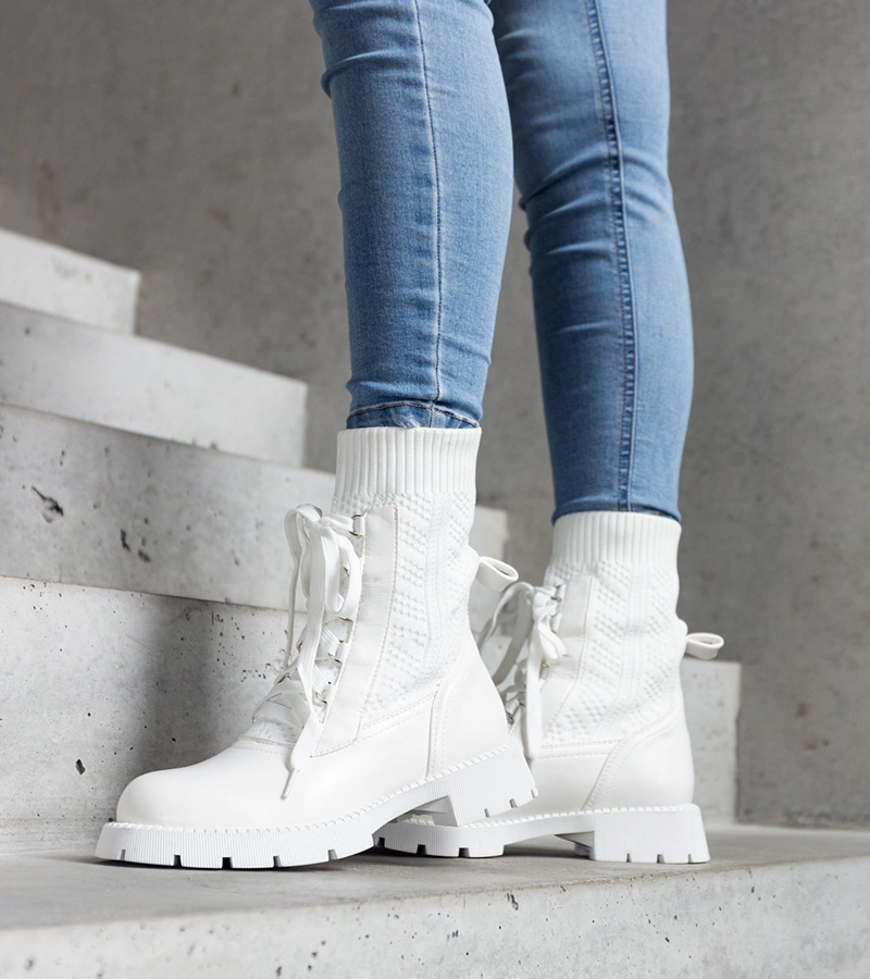 Białe ażurowe skarpetowe botki