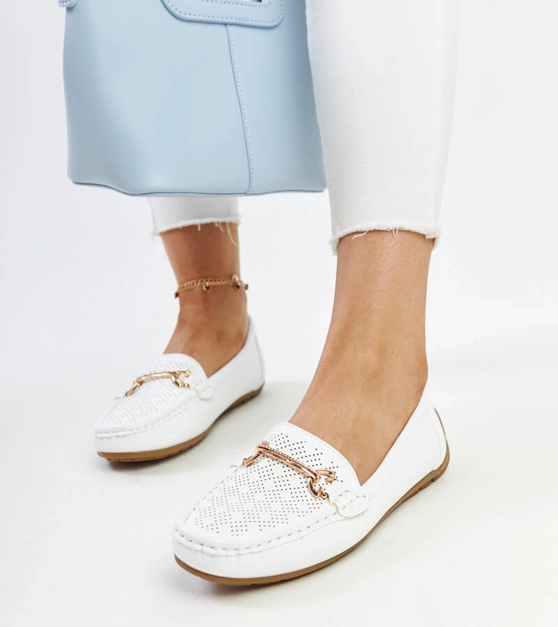 Białe mokasyny z ozdobną klamerką