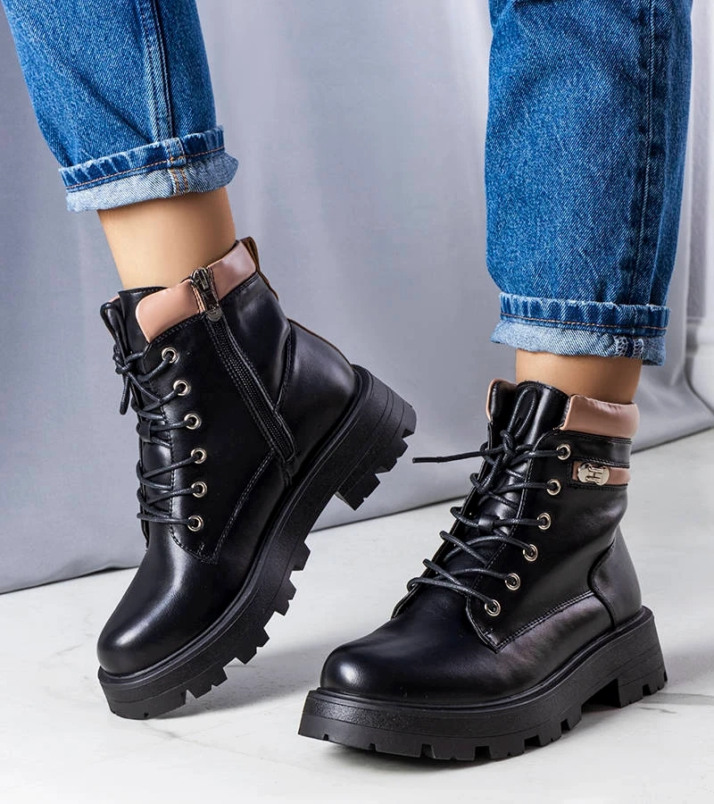 Czarne botki ocieplane na wysokiej podeszwie