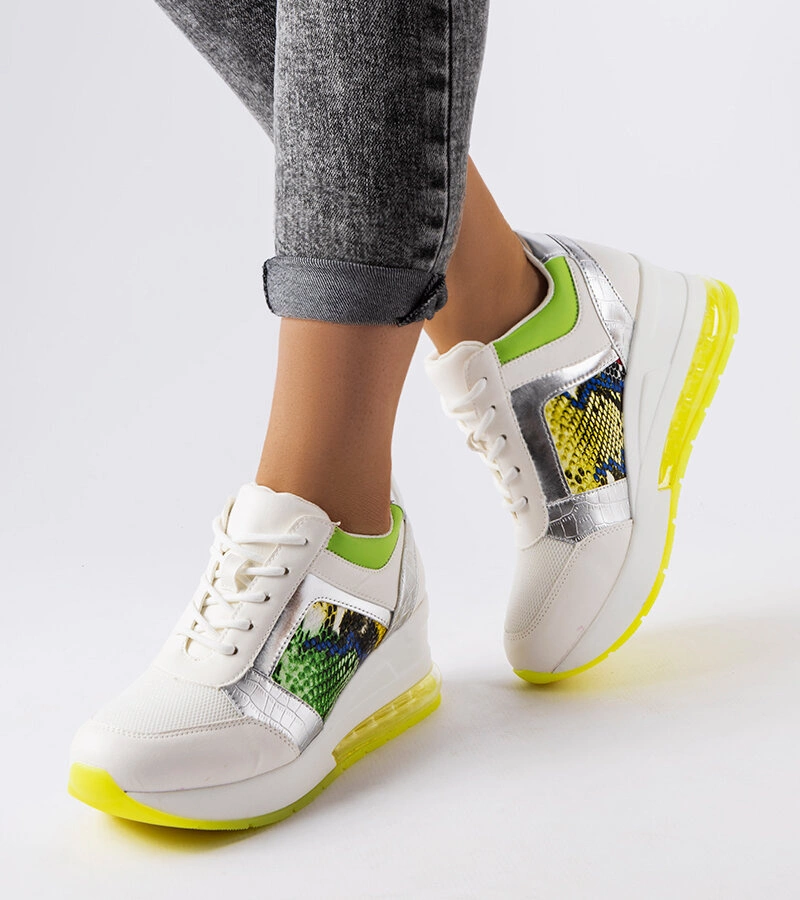 Białe ozdobne sneakersy na koturnie