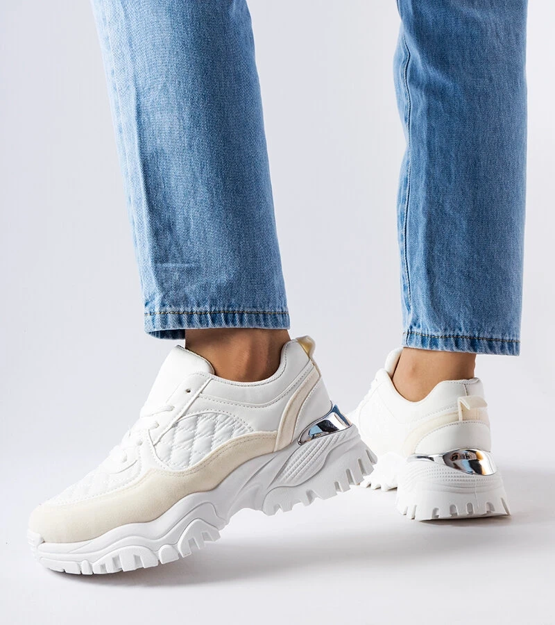 Białe sneakersy ze srebrną wstawką