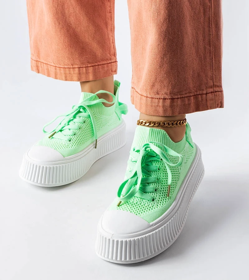 Białe trampki na wysokiej podeszwie