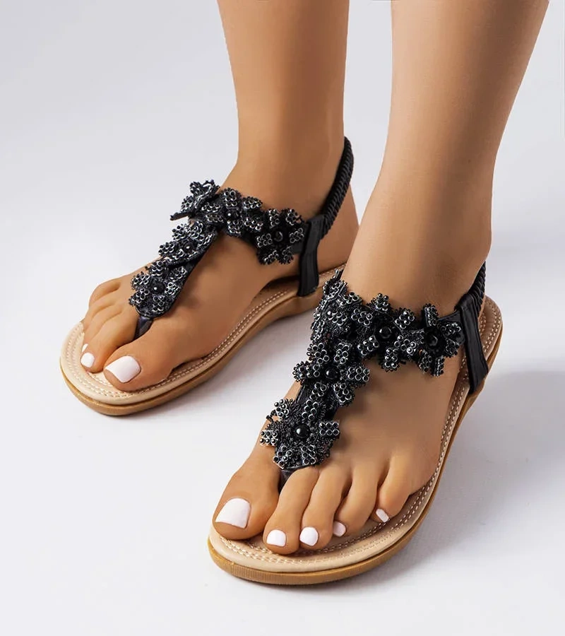 Czarne sandały zdobione kwiatkami i cyrkoniami