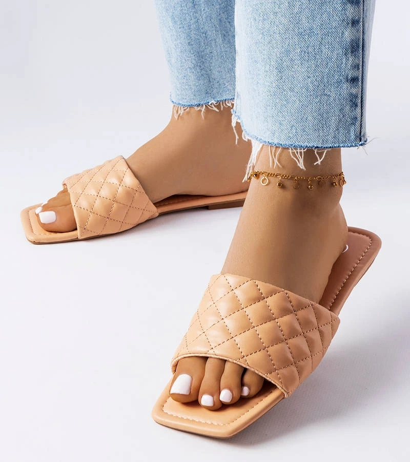 Różowe pikowane klapki