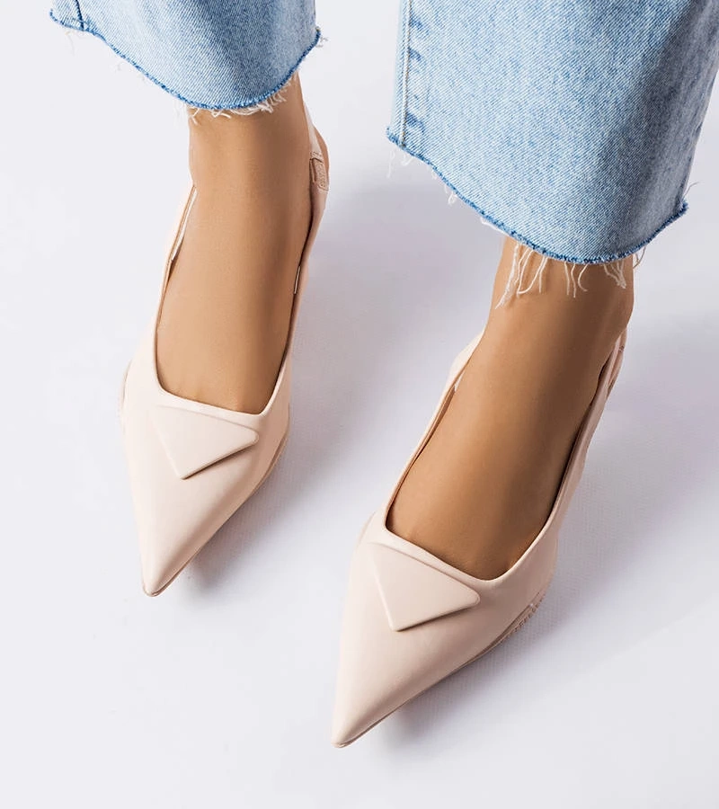 Beżowe sandały na niskim obcasie ze sportową podeszwą