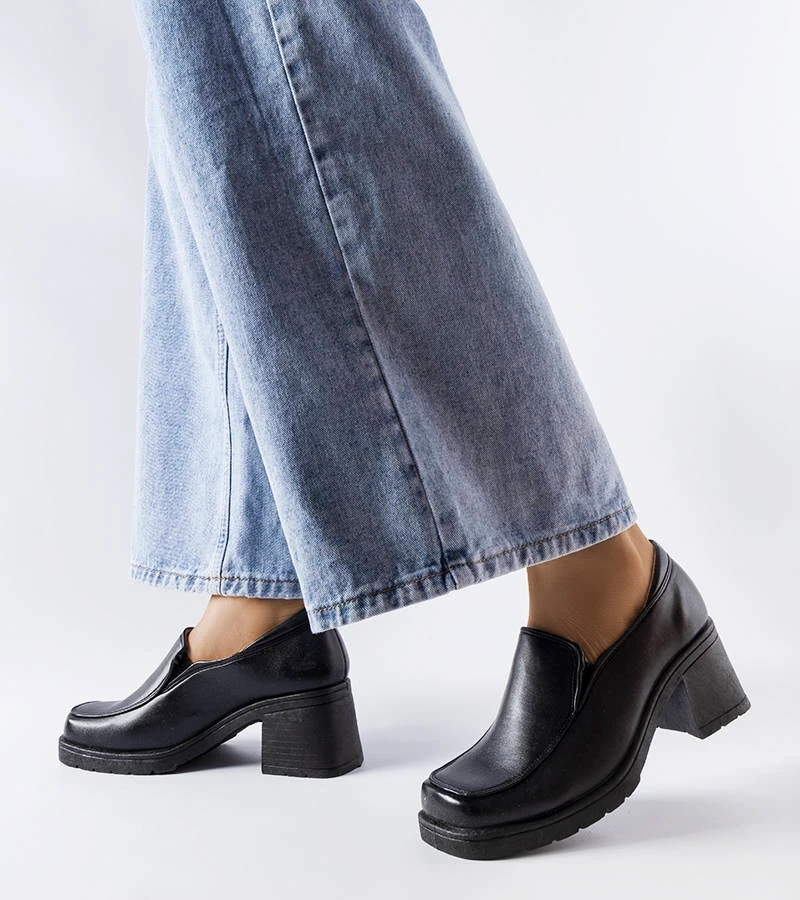 Czarne eleganckie półbuty na słupku