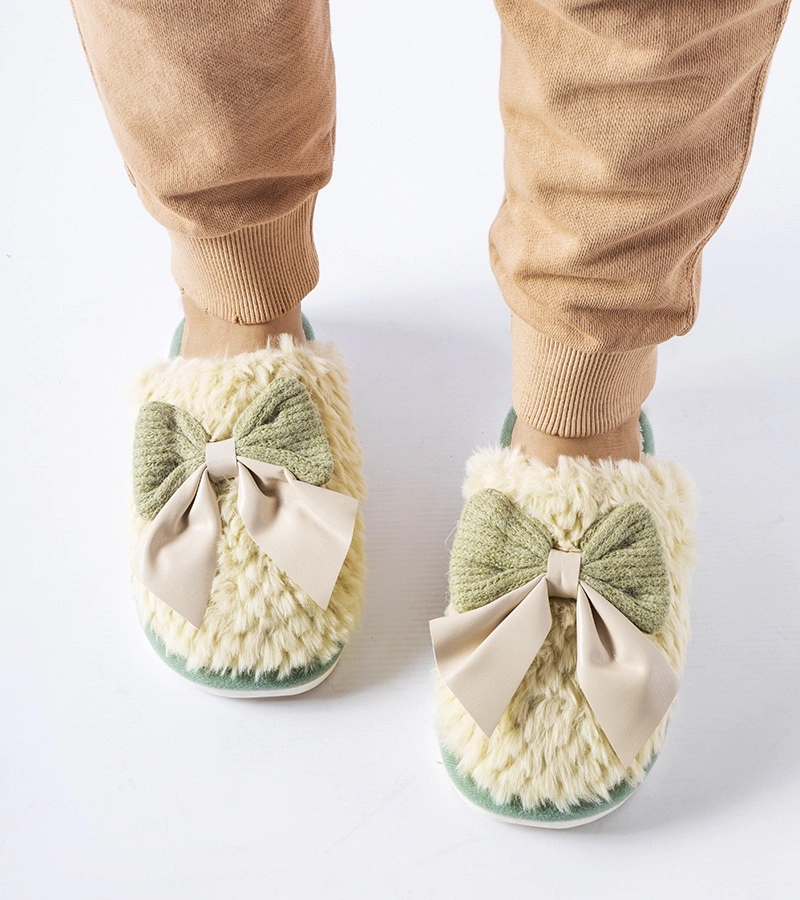 Zielone kapcie z eleganckimi kokardami