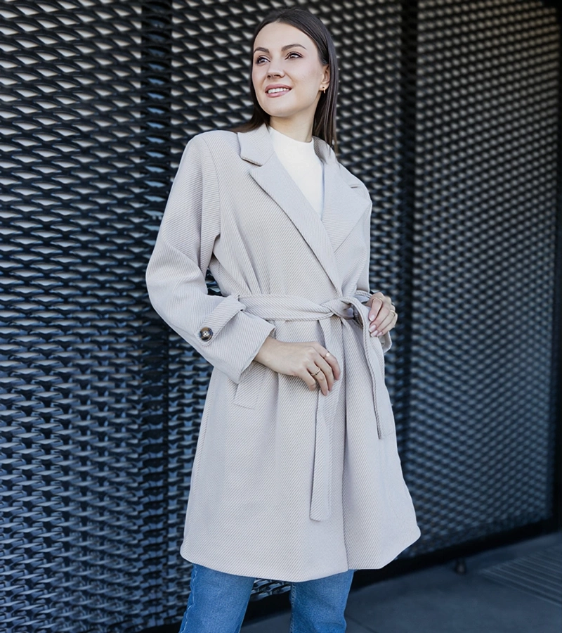 Elegancki beżowy płaszcz wiązany oversize
