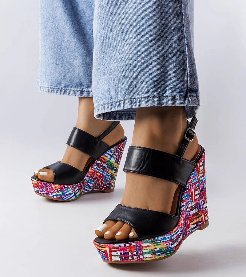 Czarne sandały na kolorowej koturnie
