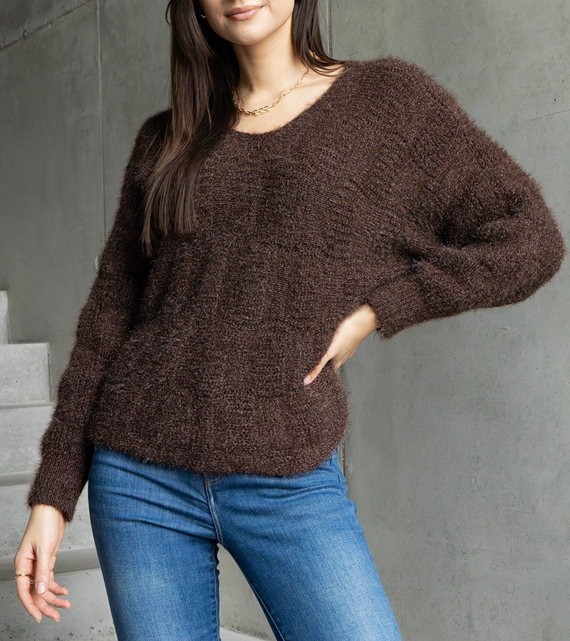 Brązowy sweterek z dekoltem