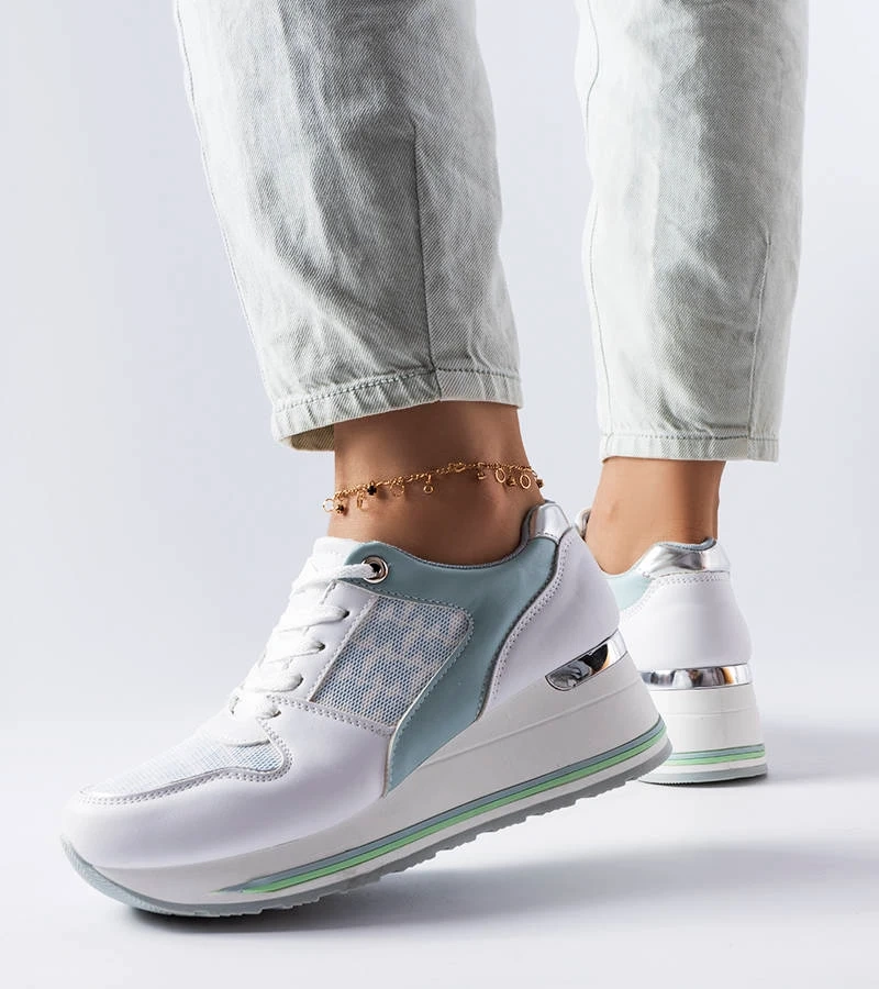 Zielone sneakersy na koturnie zdobione monogramem