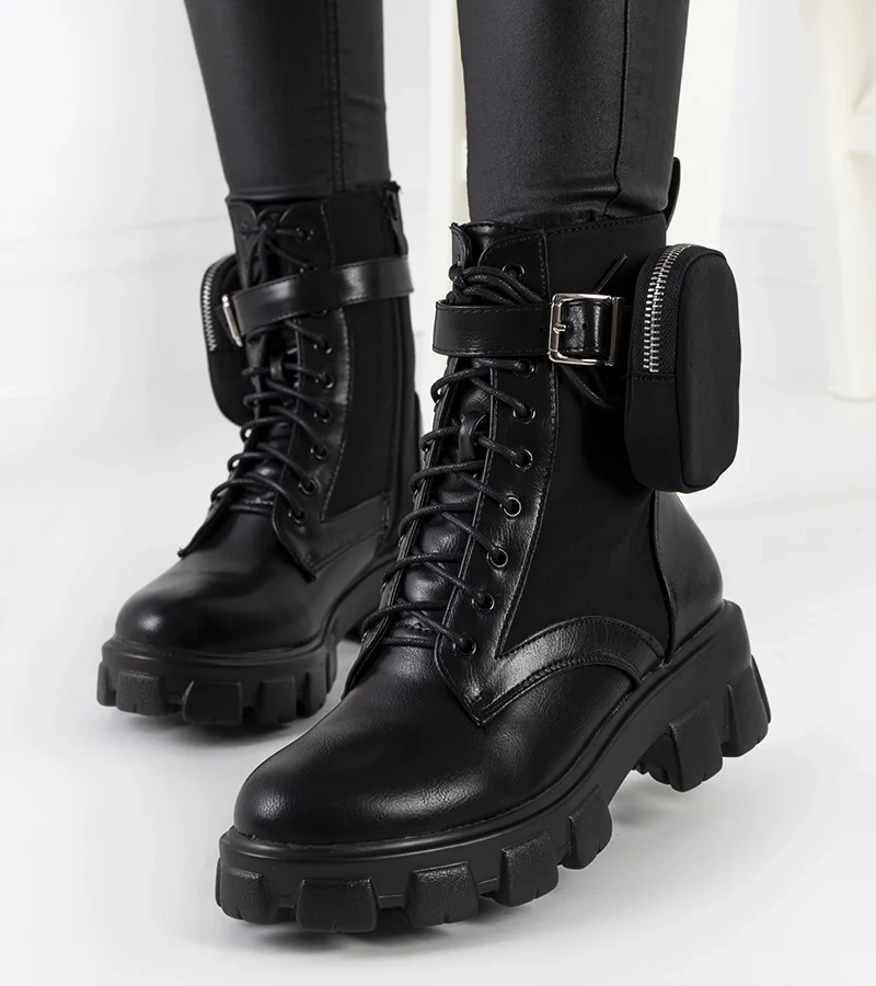 Czarne traperki z saszetką