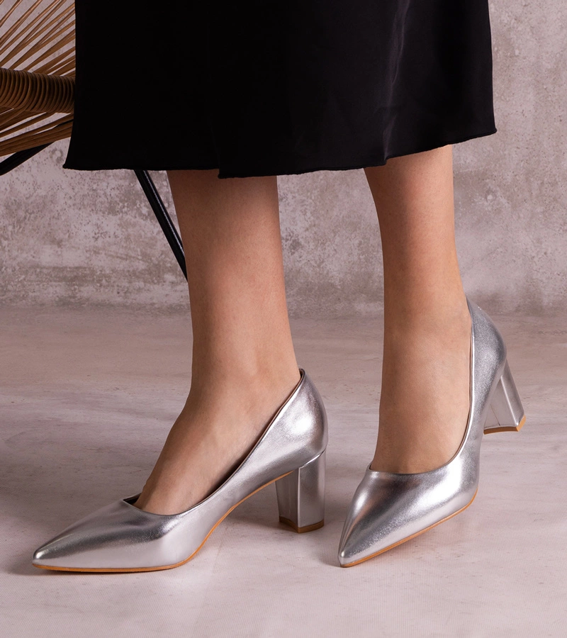 Srebrne czółenka na słupku