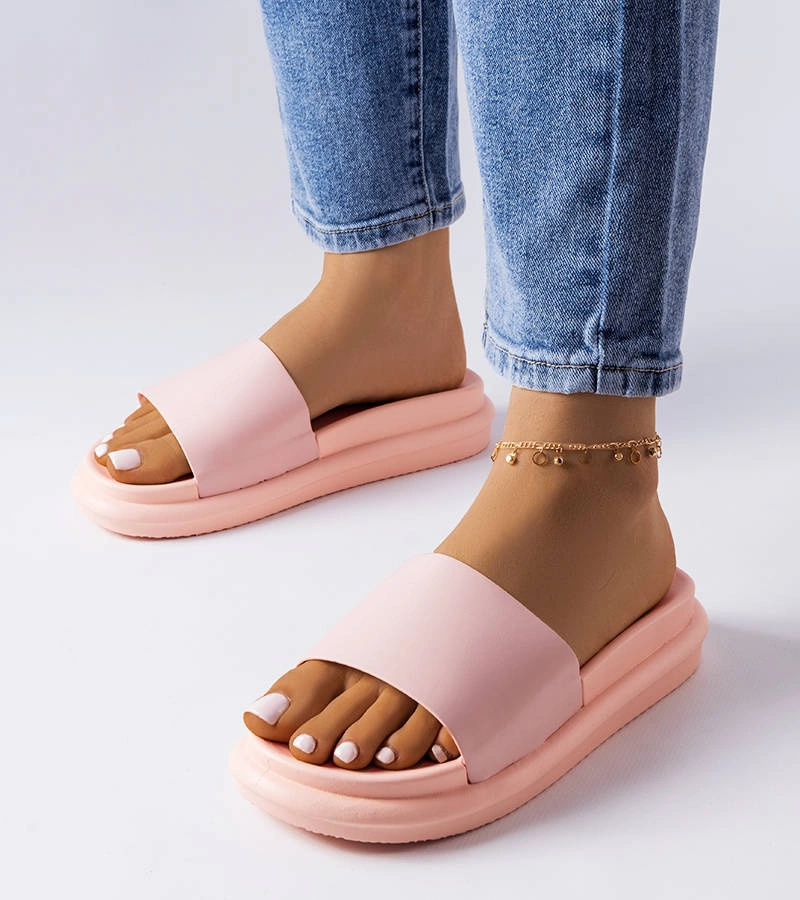 Różowe klapki na platformie